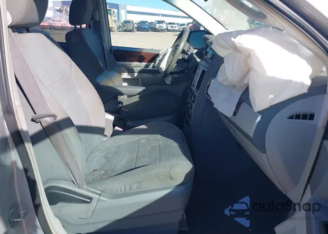 2010 Chrysler Town & Country Touring z USA, uszkodzony, nr VIN 2A4RR5D12AR155776